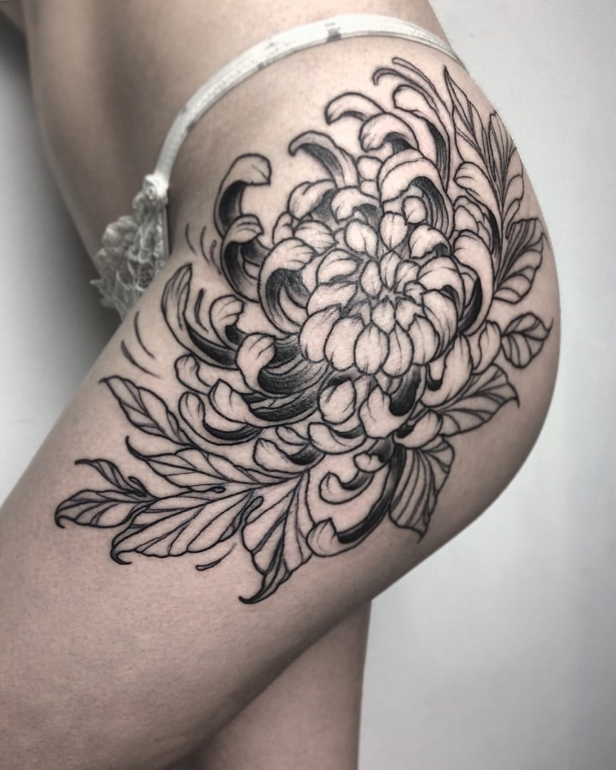 Для дівчат чорно-білі на стегні, фото - Тату майстер Максим Чёрный