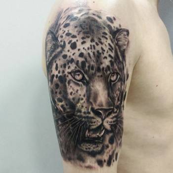 Тату мужские на плече черно-белые, фото - Тату мастер Мария Власенко