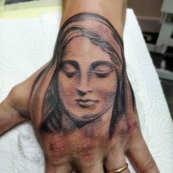 Тату для хлопців чорно-білі на кисті, фото -  Oh My God