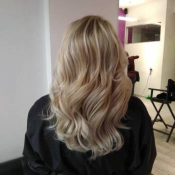 Жіноча стрижка укладка волосся оформлення брів, фото -  Friends (Френдс)