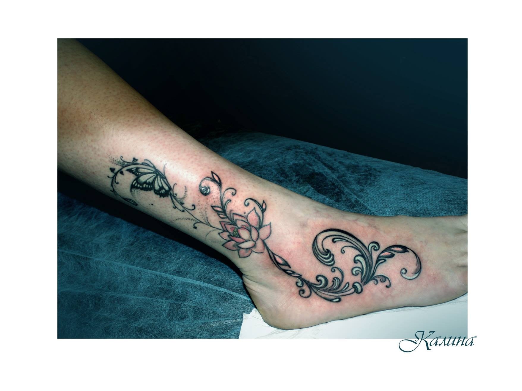 Женские черно-белые на щиколотке, фото - Тату мастер Юлия Калинина