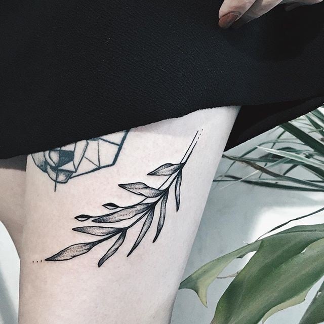 Женские черно-белые на бедре, фото - Тату мастер Алена Деменева