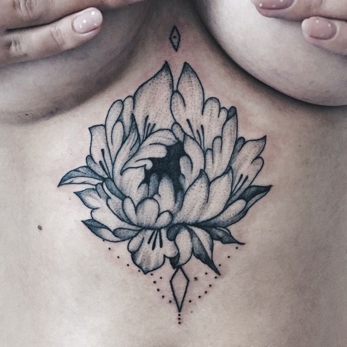 Для дівчат чорно-білі під грудьми, фото - Тату майстер Алена Деменева