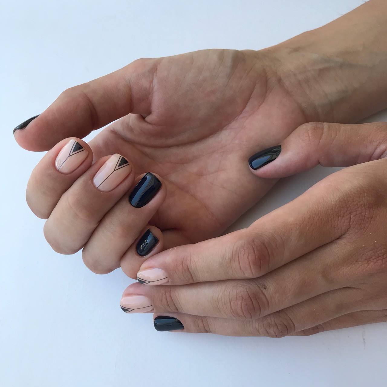 Маникюр на короткие ногти нюдовый черный, фото -  Gem Nails