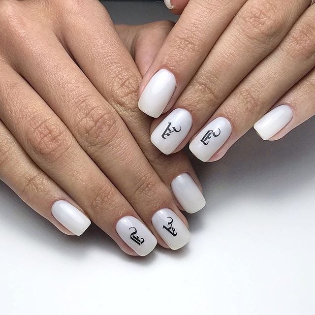 Білий манікюр з малюнком на квадратні нігті, фото -  Gem Nails