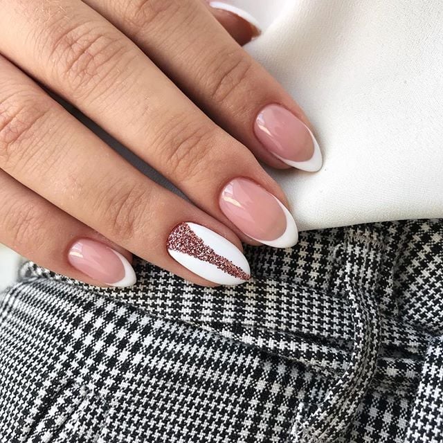 Ніжний манікюр французький з блискітками, фото -  Gem Nails