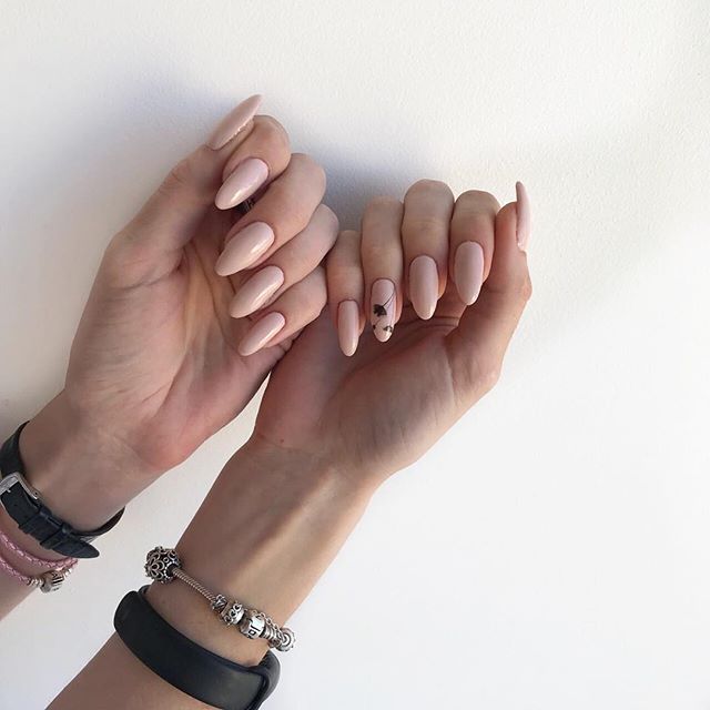 Нежный маникюр нюдовый миндаль, фото -  Gem Nails