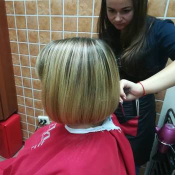 женская стрижка, оформление бровей, наращивание ресниц