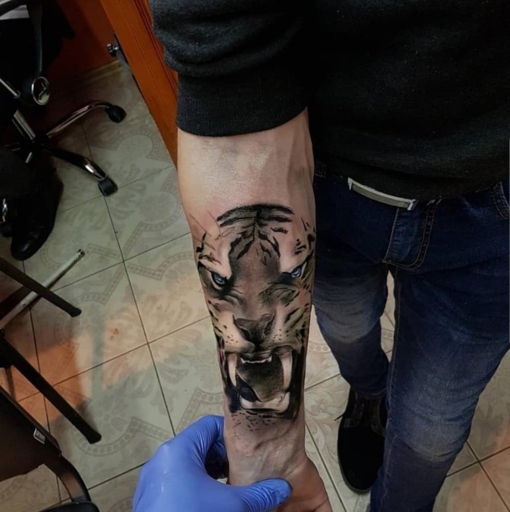 Для хлопців на передпліччі реалізм, фото - Тату майстер Жека Che