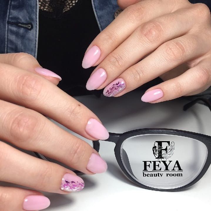 Ніжний манікюр з блискітками мигдаль, фото - Студія краси Feya Beauty Room