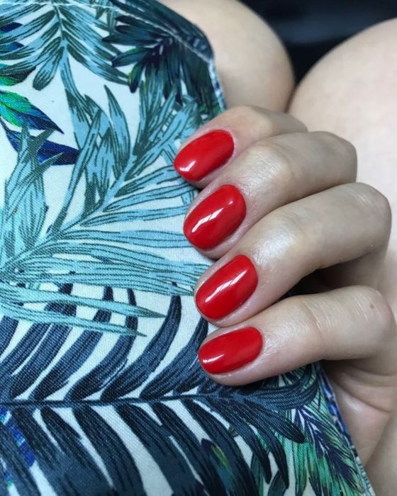 Класичний манікюр червоний на короткі нігті, фото -  Family
