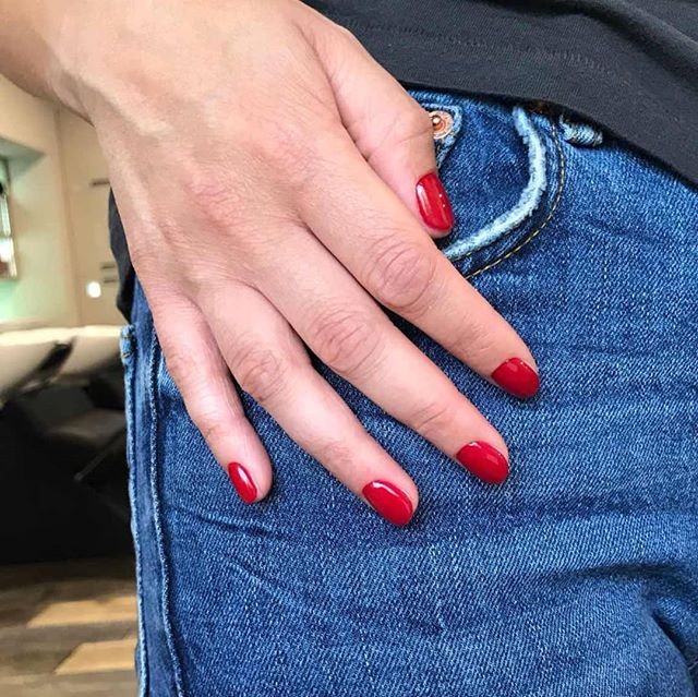 Червоний манікюр на короткі нігті яскравий, фото - Студія краси Berezhnaya beauty salon