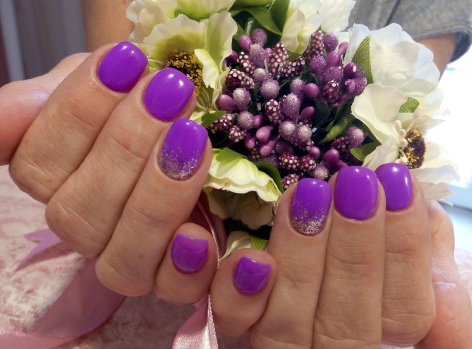 Манікюр на короткі нігті з блискітками яскравий, фото -  Lady Di beauty salon