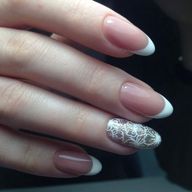Французский маникюр с блестками на длинные ногти, фото -  OZON BEAUTY STUDIO