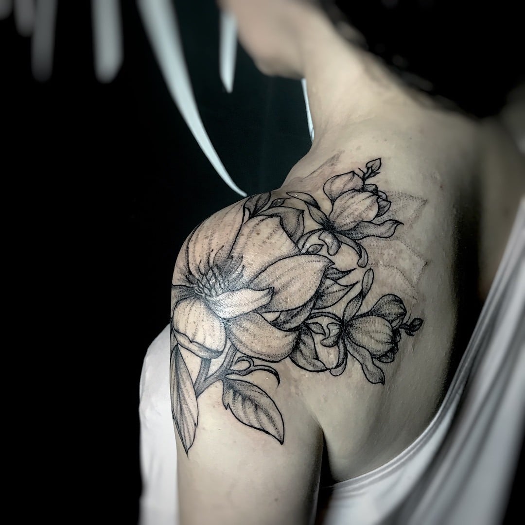 Женские на плече черно-белые, фото - Тату мастер Светлана