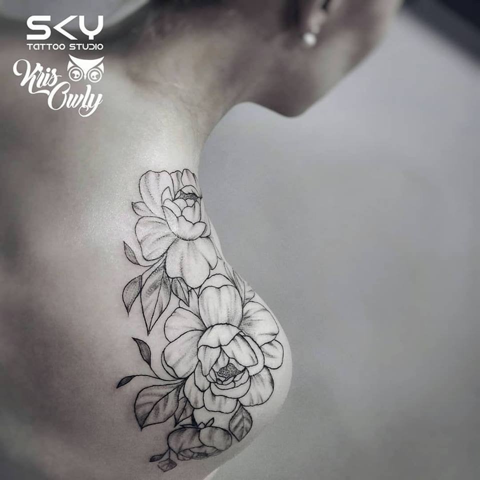 Женские на плече черно-белые, фото - Тату мастер Kris Owly