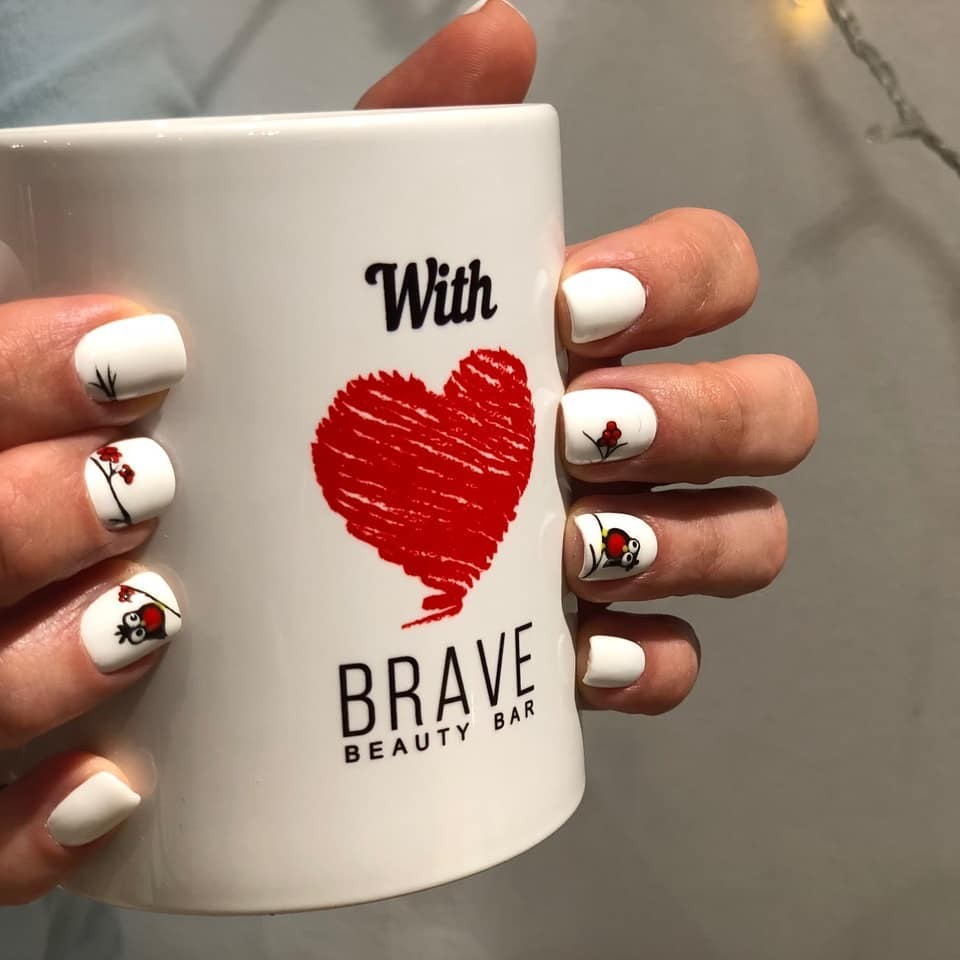 Белый маникюр на короткие ногти с рисунком, фото - Студия красоты Brave Beauty Bar