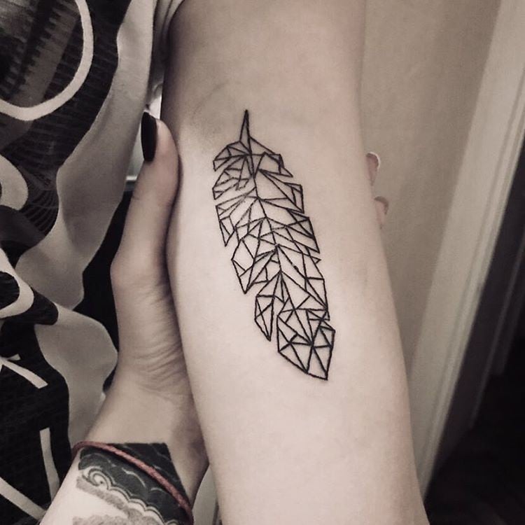 Для дівчат на передпліччі чорно-білі, фото - Тату майстер Виктория