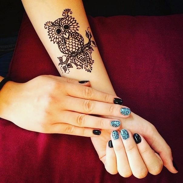 Манікюр на короткі нігті з малюнком чорний, фото - Майстер татуажу Di mehendi