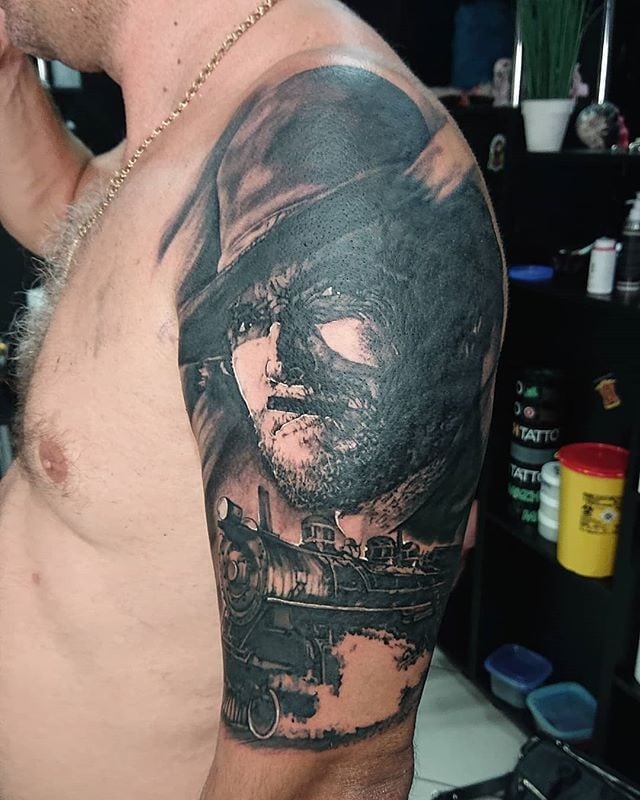 Мужские на плече черно-белые, фото - Тату мастер Вадим Мамонов