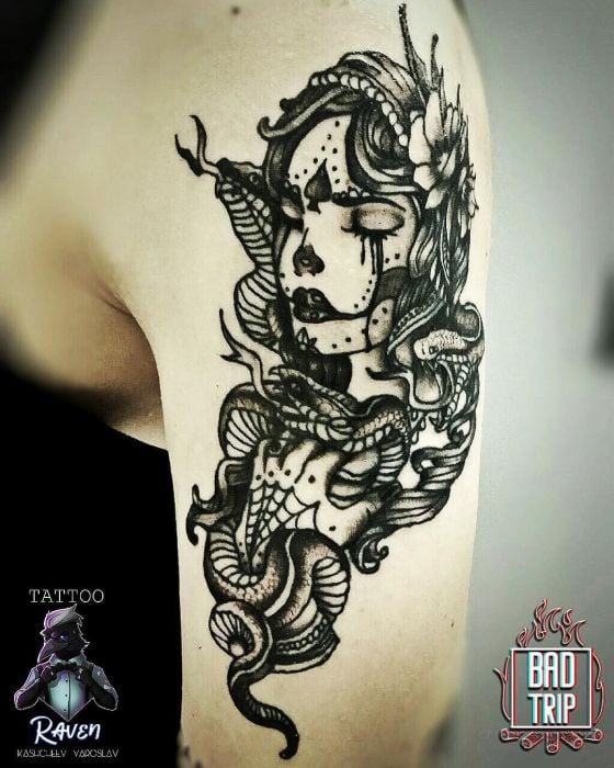Женские змея на плече, фото - Тату салон Bad Trip