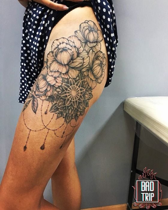 Для дівчат чорно-білі на стегні, фото - Тату салон Bad Trip