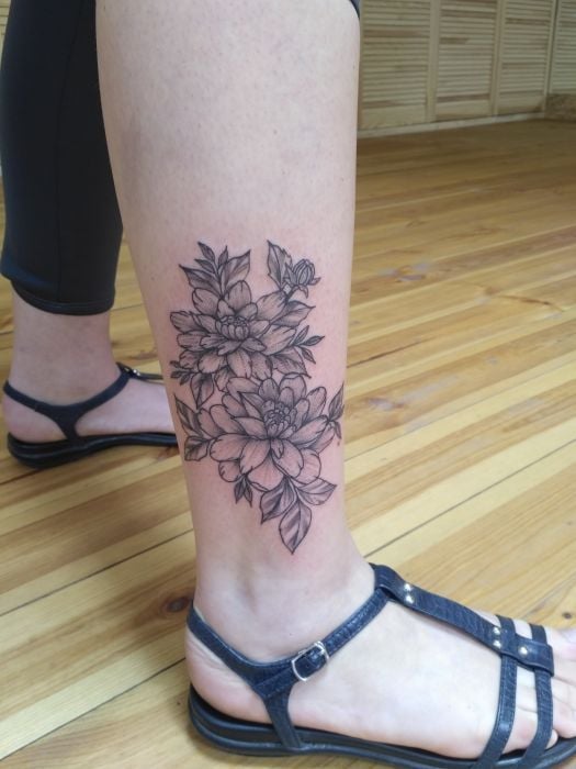 Женские на ноге черно-белые, фото - Тату мастер Сергей Карпенко