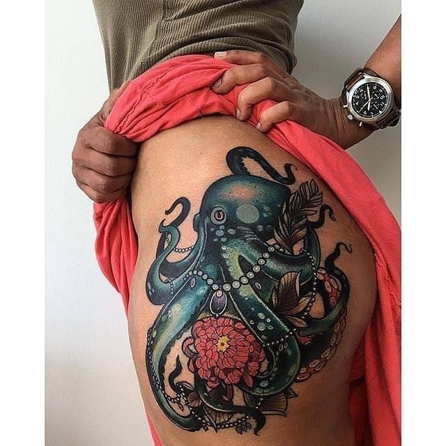 Для дівчат кольорові на стегні, фото - Тату салон Киевские Чернила