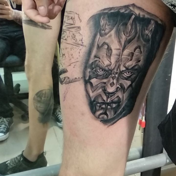 Чорно-білі монстр на стегні, фото - Тату майстер Славик Котловский