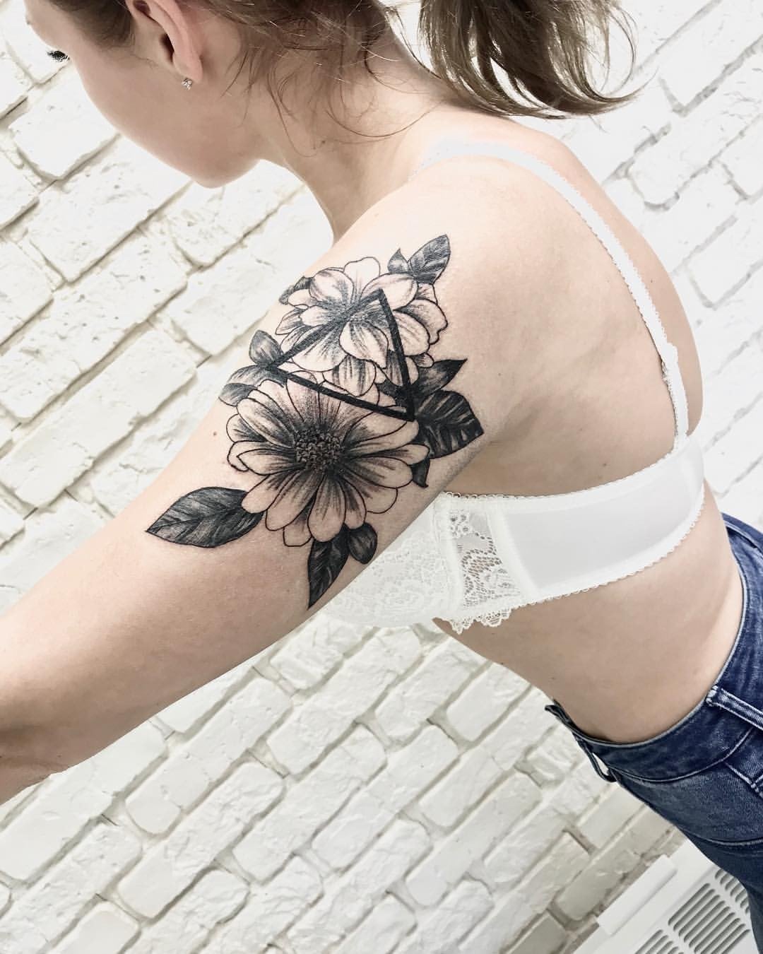 Женские на плече черно-белые, фото - Тату мастер Ярослав