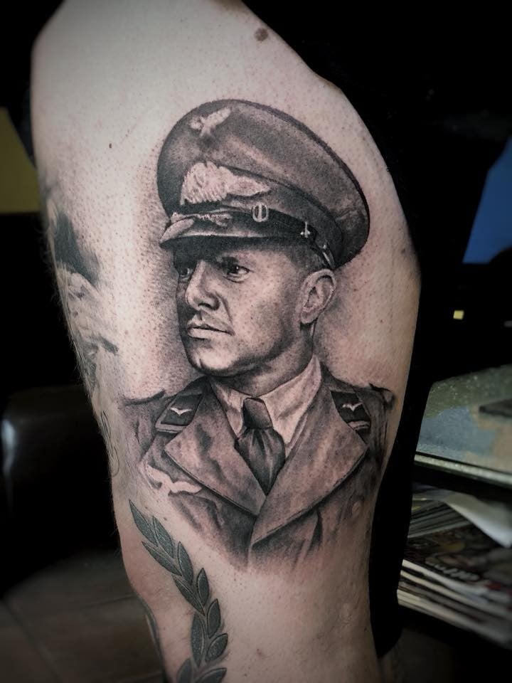 Для хлопців чорно-білі на стегні, фото - Тату майстер Дима Шибеко