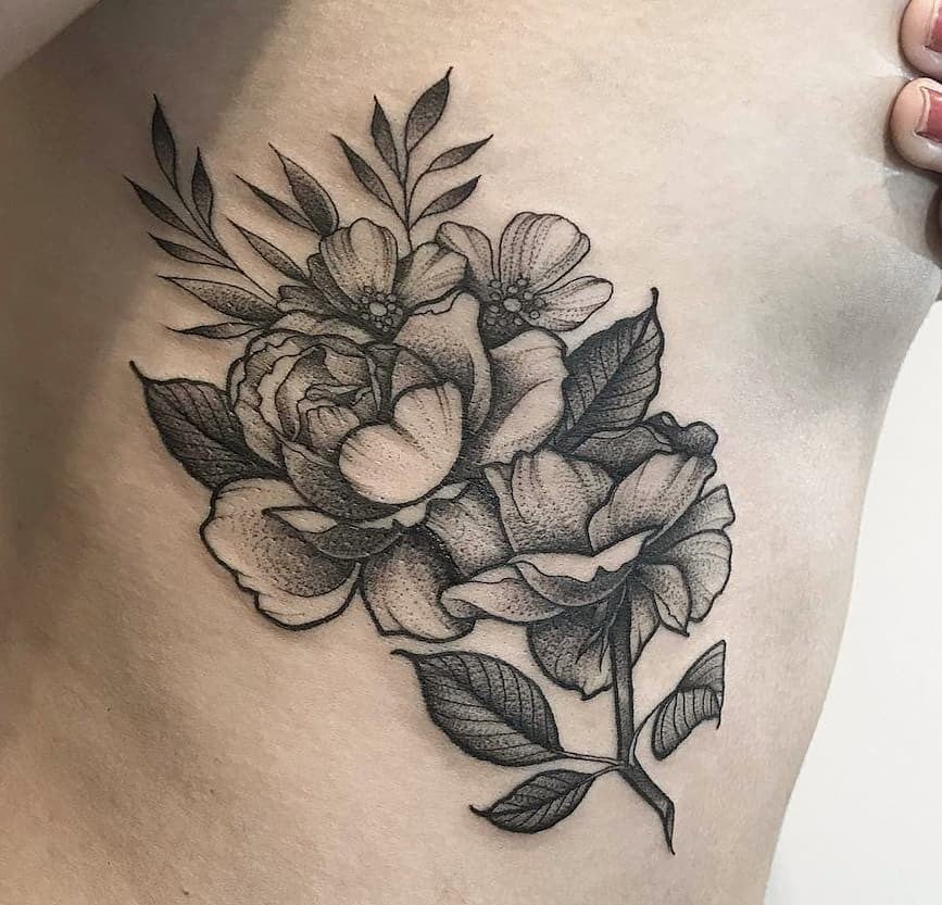 Женские черно-белые цветы, фото - Тату мастер Delicate Tattoos