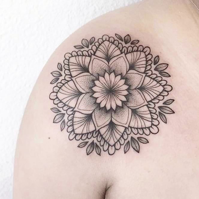 Для дівчат на плечі чорно-білі, фото - Тату майстер Delicate Tattoos