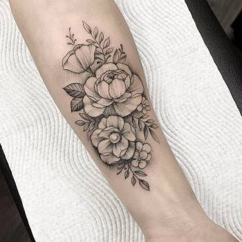 Тату для дівчат на передпліччі чорно-білі, фото - Тату майстер Delicate Tattoos