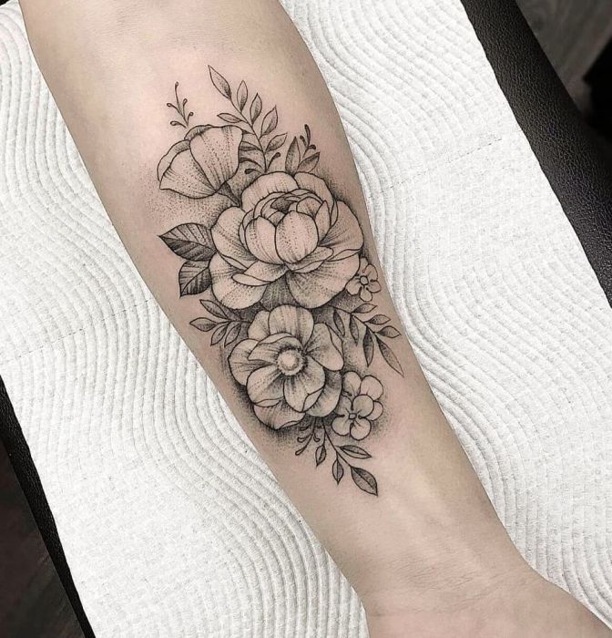 Женские на предплечье черно-белые, фото - Тату мастер Delicate Tattoos