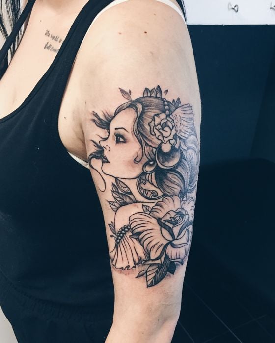 Для дівчат на плечі чорно-білі, фото - Тату майстер Настя Котова