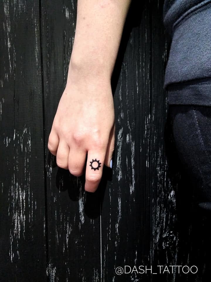 Мужские на пальцах черно-белые, фото - Тату салон Dash tatto