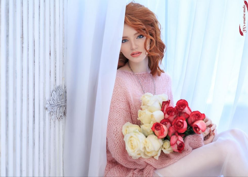 Ніжна фотосесія жіночна біля вікна, фото -  Grizallie