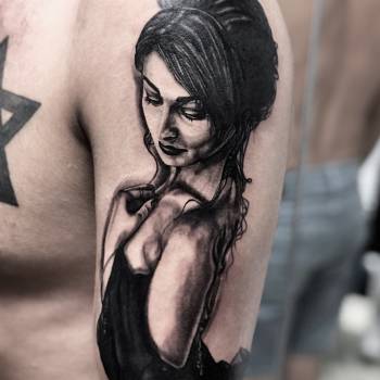 Тату мужские на плече черно-белые, фото - Тату мастер Сергей Мащенко