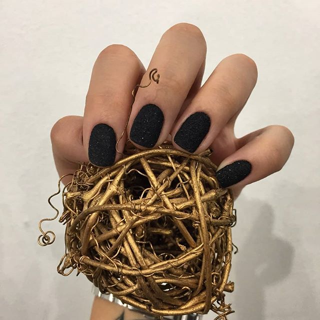 Манікюр на короткі нігті чорний матовий, фото - Студія краси Brave Beauty Bar