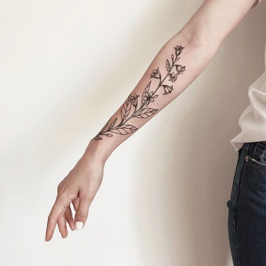 Женские на руке черно-белые, фото - Тату мастер Poly Tattoo