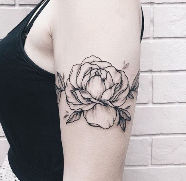 Женские на плече черно-белые, фото - Тату салон 22 Studio