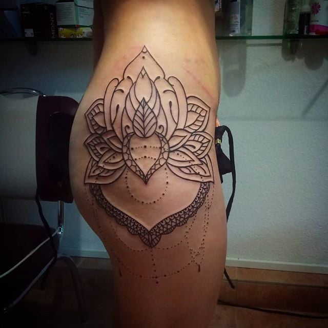 Для дівчат чорно-білі на стегні, фото - Тату майстер Ольга Мартова