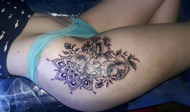 Для дівчат чорно-білі на стегні, фото - Тату майстер Ольга Мартова