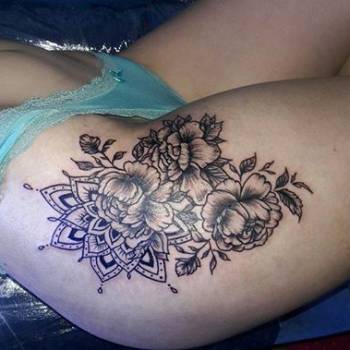 Тату для дівчат чорно-білі на стегні, фото - Тату майстер Ольга Мартова