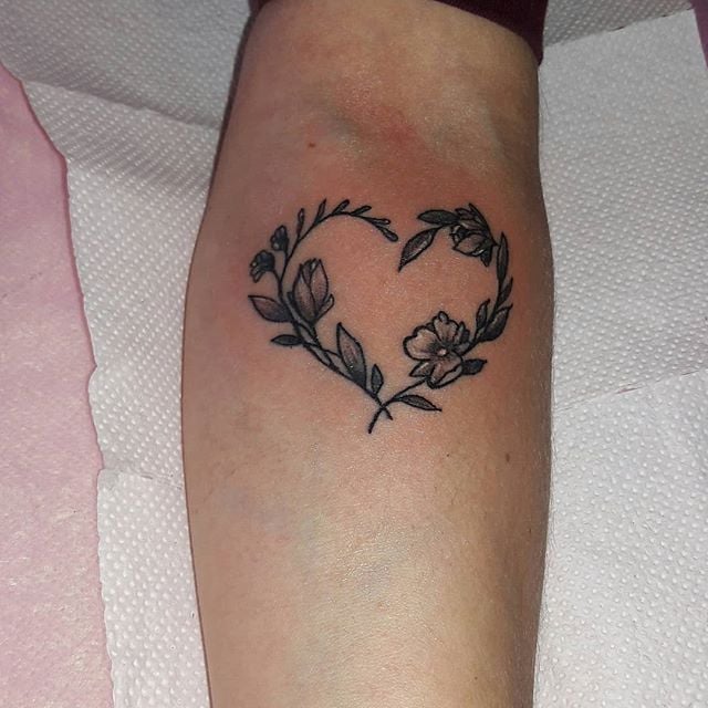 Женские на предплечье черно-белые, фото - Тату мастер Иван Букреев