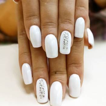 маникюр, оформление бровей, наращивание ресниц