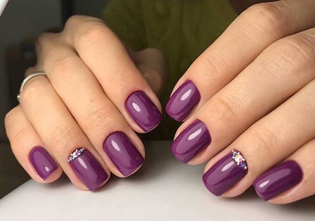 Фіолетовий манікюр зі стразами з акцентом на один ніготь, фото -  SHINE