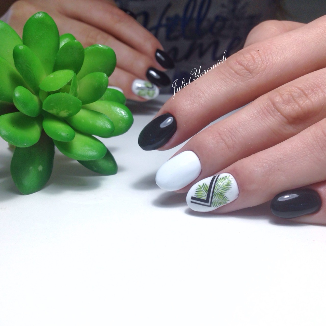 Білий манікюр з малюнком чорний, фото - Нігтьова студія Nail Studio
