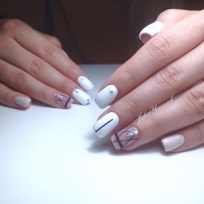 Белый маникюр бежевый геометрия, фото - Ногтевая студия Nail Studio